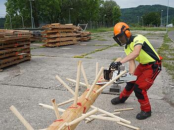Felix Dürr zeigt wie zügig die Entastung beim Wettbewerb vonstatten zu gehen hatte.  Foto: Marion Eckert