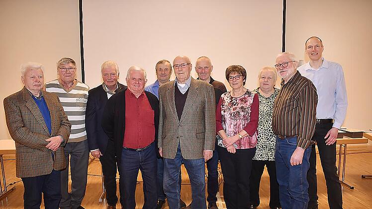Für 50 und 60 Jahre Mitgliedschaft geehrte Vereinsmitglieder mit dem 2. Vorsitzenden Ewald Brand (rechts)