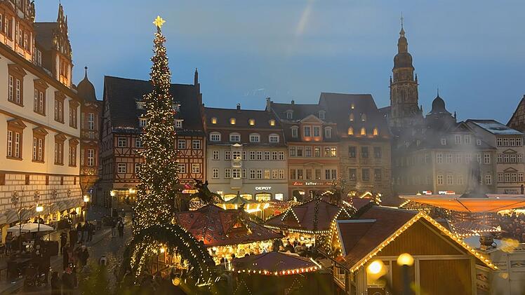 Auch dieses Jahr bereitet der Weihnachtsmarkt seinen Besuchern eine leuchtende Vorweihnachtzeit im Herzen Coburgs.