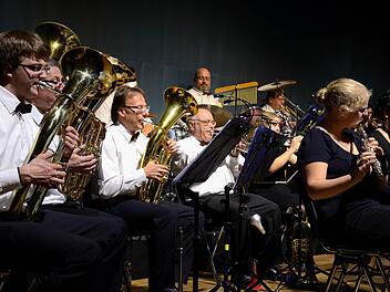 Ein gut aufgelegtes Ensemble überzeugte mit Big-Band-Sound in der Dr.-Stammberger-Halle. Foto: Dieter Hübner