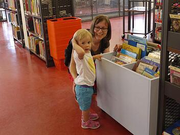 Mit Mamas Hilfe findet sich Teresa schon gut in der Stadtbücherei zurecht. Fotos: Pauline Lindner