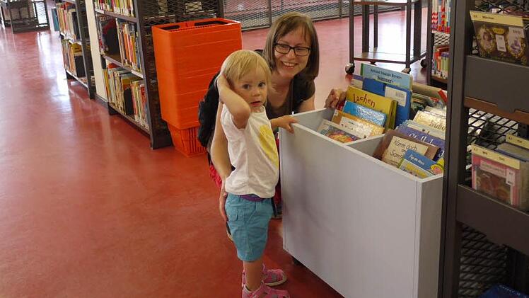 Mit Mamas Hilfe findet sich Teresa schon gut in der Stadtbücherei zurecht. Fotos: Pauline Lindner