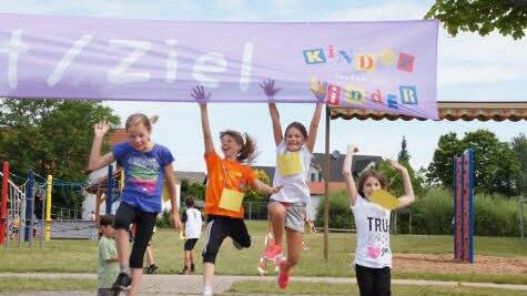 Ricarda, Celina, Allyah und Mona laufen ins Ziel ein Foto: Heike Reinersmann