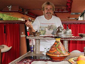 Das Innere des Wohnbusses von Reinhard Schatz ist ein Wohntraum im orientalischen Stil, frei nach dem Motto "schöner und exotischer wohnen". Foto: Gerd Schaar