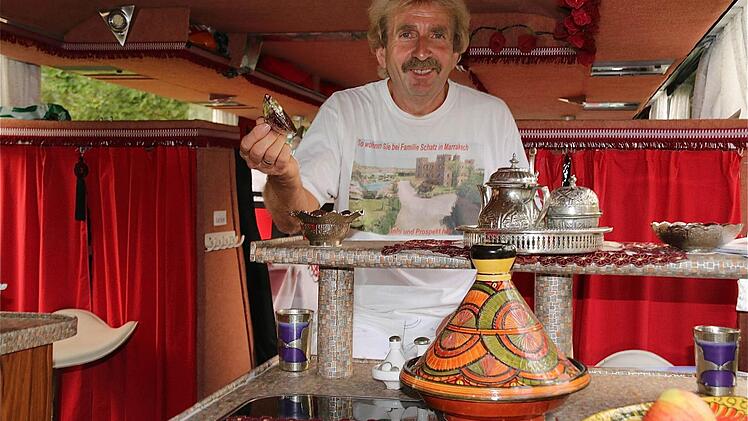 Das Innere des Wohnbusses von Reinhard Schatz ist ein Wohntraum im orientalischen Stil, frei nach dem Motto "schöner und exotischer wohnen". Foto: Gerd Schaar