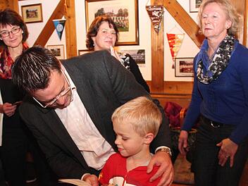 Unter den Augen der Sportabzeichen-Prüferinnen Claudia Thomas, Petra Ruff und Adelheid Nehring (hinten v. l.) nahm Julian Fix seine Urkunde aus den Händen von Karsten Fischkal entgegen. Foto: Johanna Blum