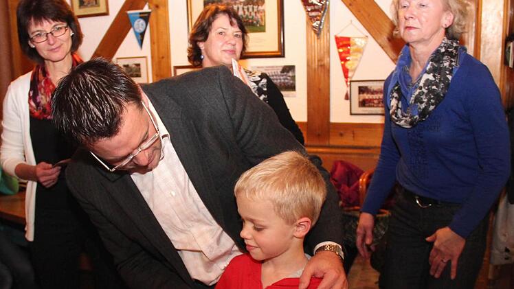 Unter den Augen der Sportabzeichen-Prüferinnen Claudia Thomas, Petra Ruff und Adelheid Nehring (hinten v. l.) nahm Julian Fix seine Urkunde aus den Händen von Karsten Fischkal entgegen. Foto: Johanna Blum
