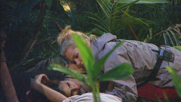 Tanja und Angelina. Nach sechs Tagen im Dshcungelcamp reicht es manchem Kandidaten. Foto: RTL Alle Infos zu "Ich bin ein Star - Holt mich hier raus!" im Special bei RTL.de: www.rtl.de/cms/sendungen/ich-bin-ein-star.html