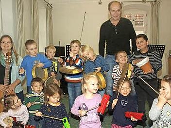 Zwei Gruppen widmen sich bei der Blaskapelle Ebenhausen der musikalischen Früherziehung unter Musiklehrerin Isabell Schmitt (links) und Organisator Richard Dees (rechts).  Foto: Stefan Geiger