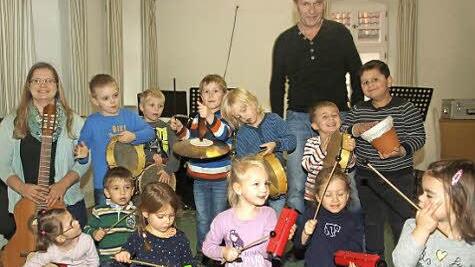 Zwei Gruppen widmen sich bei der Blaskapelle Ebenhausen der musikalischen Früherziehung unter Musiklehrerin Isabell Schmitt (links) und Organisator Richard Dees (rechts).  Foto: Stefan Geiger