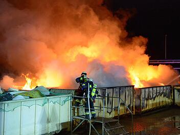 Die Feuerwehr ist dabei den&nbsp;Brand in Recyclinghof zu l&ouml;schen.  Mehrere Container mit Sperrm&uuml;ll standen im Vollbrand. Foto: Toma/dpa