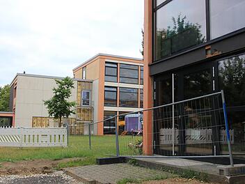 Neue Fenster, neue Türen und barrierefreie Zügänge: Derzeit wird die Außenhaut der Grund- und Mittelschule in Ebensfeld auf Vordermann gebracht. Jutta Rudel