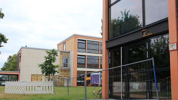Neue Fenster, neue Türen und barrierefreie Zügänge: Derzeit wird die Außenhaut der Grund- und Mittelschule in Ebensfeld auf Vordermann gebracht. Jutta Rudel