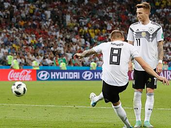 Wo kann man das Spiel Deutschland gegen Südkorea sehen? Deutschland - Schweden, Vorrunde, Gruppe F, 2. Spieltag im Sotschi-Stadion: Toni Kroos (l) aus Deutschland erzielt das Tor zum 2:1. Foto: Frank Augstein/AP/dpa