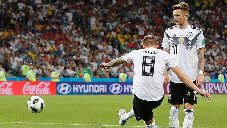 Wo kann man das Spiel Deutschland gegen Südkorea sehen? Deutschland - Schweden, Vorrunde, Gruppe F, 2. Spieltag im Sotschi-Stadion: Toni Kroos (l) aus Deutschland erzielt das Tor zum 2:1. Foto: Frank Augstein/AP/dpa