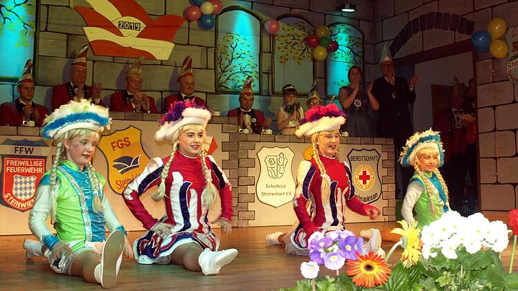 Die Tanzmariechen. V. li.: Lena, Maria, Amira und Julia)