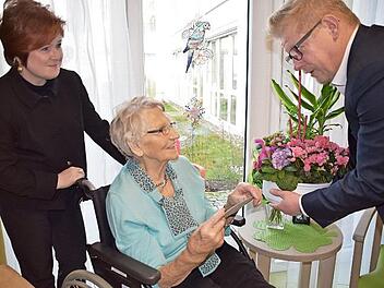 Stellvertretende Landr&auml;tin Christina Flauder (links) und B&uuml;rgermeister Frank Wilzok gratulierten Hannelore Rabitzsch zu ihrem 90. Geburtstag. Foto: Uschi Prawitz
