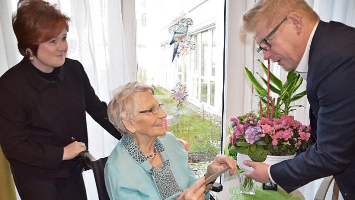 Stellvertretende Landr&auml;tin Christina Flauder (links) und B&uuml;rgermeister Frank Wilzok gratulierten Hannelore Rabitzsch zu ihrem 90. Geburtstag. Foto: Uschi Prawitz