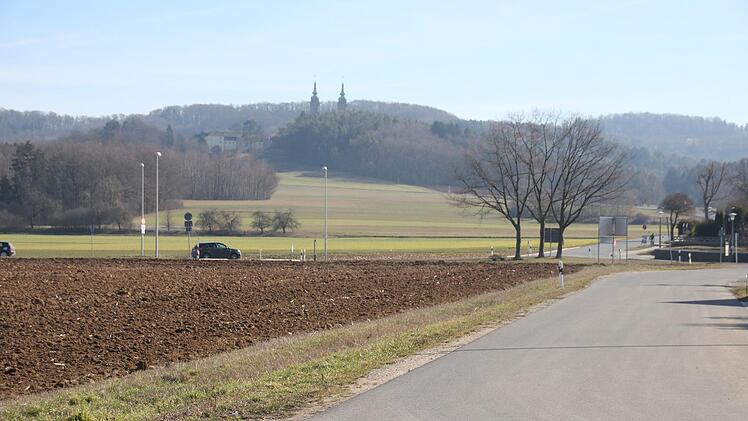 Auf dem hinteren Teil des Areals an der Grundfelder Bürgermeister-Meißner-Straße direkt neben der autobahnähnlichen B 173 soll die erste Halle errichtet werden.Matthias Einwag