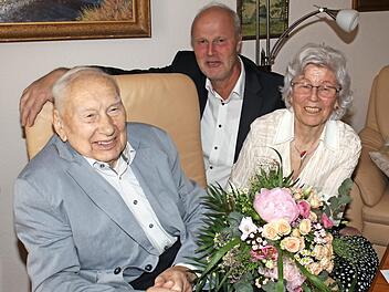 Gerald Brehm sowie das Jubelpaar Ute und Gerhard Constien waren bester Laune. Foto: Evi Seeger