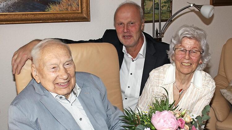 Gerald Brehm sowie das Jubelpaar Ute und Gerhard Constien waren bester Laune. Foto: Evi Seeger