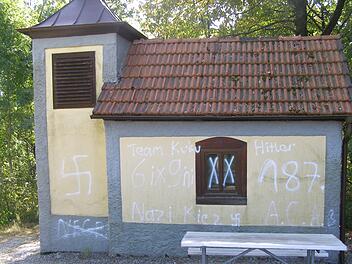 Mit Hakenkreuzen und anderen Schmierereien wurde die kleine Kapelle beschädigt. Foto: Wolfgang Saam