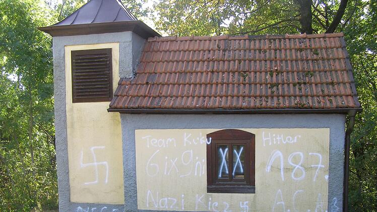 Mit Hakenkreuzen und anderen Schmierereien wurde die kleine Kapelle beschädigt. Foto: Wolfgang Saam