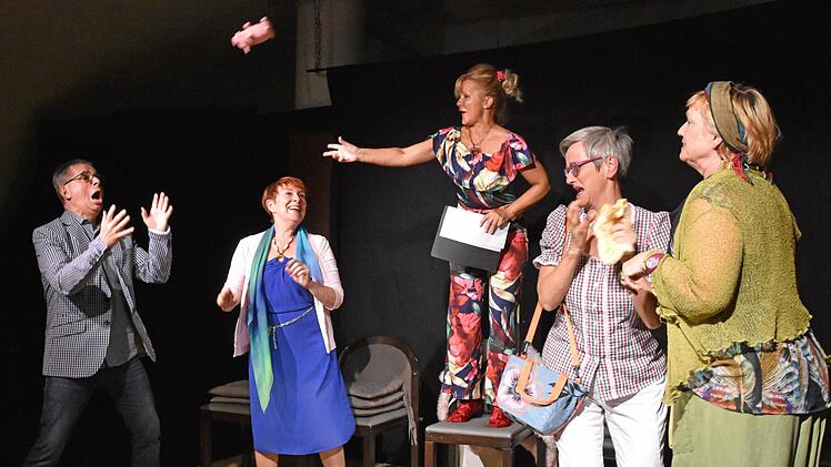 "Wer hat denn nun das Schwein beziehungsweise Schwein gehabt?" Die Theaterwerkstatt Haßfurt begeisterte anlässlich ihres 20-jährigen Bestehens mit ihrer Eigenproduktion "Schwein gehabt" ihr Publikum im voll besetzten Gewölbekeller der Stadthalle Haßfurt. Im Bild (von links) die Gründungsmitglieder Werner Lorenz, Gabriele Marquardt, Andrea Tiessen-Lehmann, Annerose Simon und Heidi Merz.  Ulrike Langer