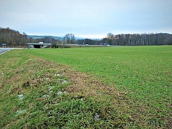 Der Gemeinderat hat den geänderten Bebauungsplan für das Gewerbegebiet "Marktschorgast Teil B" als Satzung beschlossen. Der Bauleitplan wird mit der Veröffentlichung Rechtskraft erlangen. Dem Vernehmen nach, muss die Marktgemeinde bereits interessierte Investoren an der Angel haben. Wie unser Bild zeigt, liegt die gewerbliche Fläche im unmittelbaren Bereich der Ein- und Ausfahrt zur Autobahn 9.  Foto: Werner Reißaus