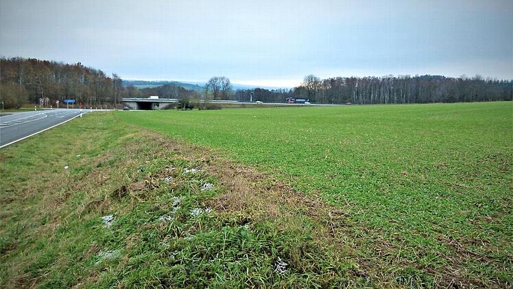 Der Gemeinderat hat den geänderten Bebauungsplan für das Gewerbegebiet "Marktschorgast Teil B" als Satzung beschlossen. Der Bauleitplan wird mit der Veröffentlichung Rechtskraft erlangen. Dem Vernehmen nach, muss die Marktgemeinde bereits interessierte Investoren an der Angel haben. Wie unser Bild zeigt, liegt die gewerbliche Fläche im unmittelbaren Bereich der Ein- und Ausfahrt zur Autobahn 9.  Foto: Werner Reißaus