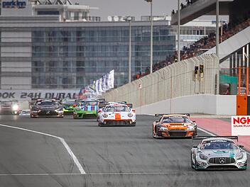 Auf Platz 2 beendete der Audi R8 LMS (zweites Auto von rechts) von Christopher Haase und seinen Teamkollegen das 24-Stunden-Rennen von Dubai. Foto: Jorge Ferrari/Audi