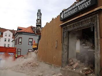 Stück für Stück wird die ehemalige Druckerei Nikolaus abgetragen. Foto: Ulrike Müller