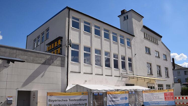 Das Bayerische Testzentrum des Landkreises befindet sich in Burgkunstadt in der Nähe der AOK.