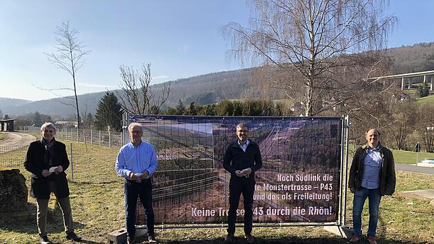 Protest gegen die P43 in Bad Br&uuml;ckenau: (von links) 2. B&uuml;rgermeister J&uuml;rgen Pfister, Franz Zang (Bund Naturschutz), B&uuml;rgermeister Jochen Vogel, Ingo Queck (B&uuml;rgerinitiative Sinntal gegen die Stromtrasse. Fotos: privat