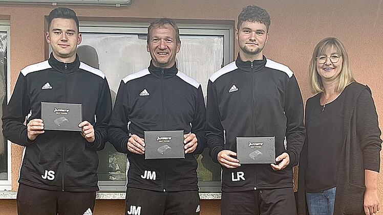Jannik Sell, Jens Mathes und Luca Ringelmann von der SG Oehrberg/Stralsbach/Geroda freuen sich über jeweils ein Set der "Grip Tapes", die Melanie Mathes beim Gewinnspiel von "Du Holz. Der Rhöner Fußballpodcast" gewonnen hat. Foto: Sebastian Schmitt