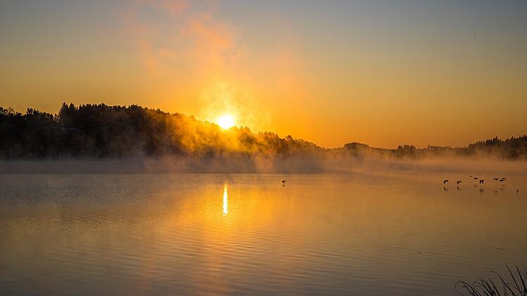 Morgennebel bei Sonnenaufgang am Untreusee im Süden der Stadt Hof