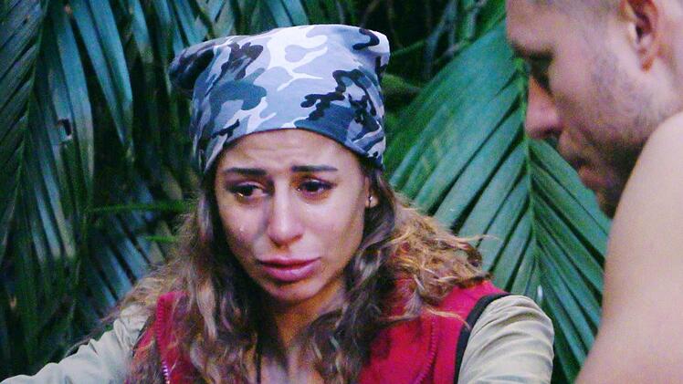 Eva belasten die schweren Vorw&uuml;rfe, die sie sich im Dschungelcamp anh&ouml;ren muss.
