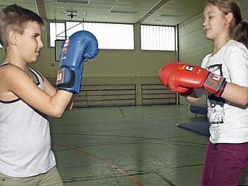 Seit Januar läuft an der Ganztagsschule Oerlenbach Kickboxen, das von kompetenten Trainern geleitet wird. Evelyn und Marcel üben mit Boxhandschuhen eine Bewegungsfolge.  Foto: Stefan Geiger