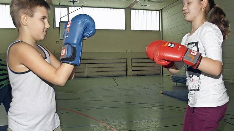 Seit Januar läuft an der Ganztagsschule Oerlenbach Kickboxen, das von kompetenten Trainern geleitet wird. Evelyn und Marcel üben mit Boxhandschuhen eine Bewegungsfolge.  Foto: Stefan Geiger