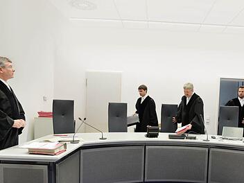 Die Zweite Strafkammer des Landgerichts Bamberg als Schwurgericht mit den Berufsrichtern Markus Reznik, Vorsitzendem Manfred Schmidt und Nino Goldbeck (von links) zieht in den Sitzungssaal ein. Links im Bild ist Oberstaatsanwalt Bernd Lieb zu sehen. Foto: Ronald Rinklef/Archiv