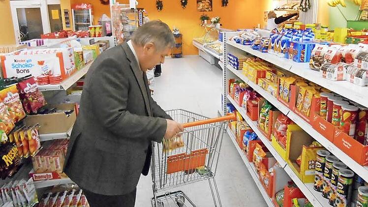 Mit gutem Beispiel voran: Bürgermeister Max-Dieter Schneider war Kunde Nummer 1 bei der Wiedereröffnung des Ebracher Ladens. Foto: Walter Hanslok