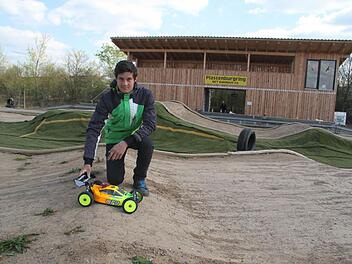 Die neue Rennstrecke direkt neben der Kläranlage ist ein Eldorado für die Mini Cross-Fahrer, freut sich Toni Herzog auf das erste Rennen zur Eröffnung Foto: Sonja Adam