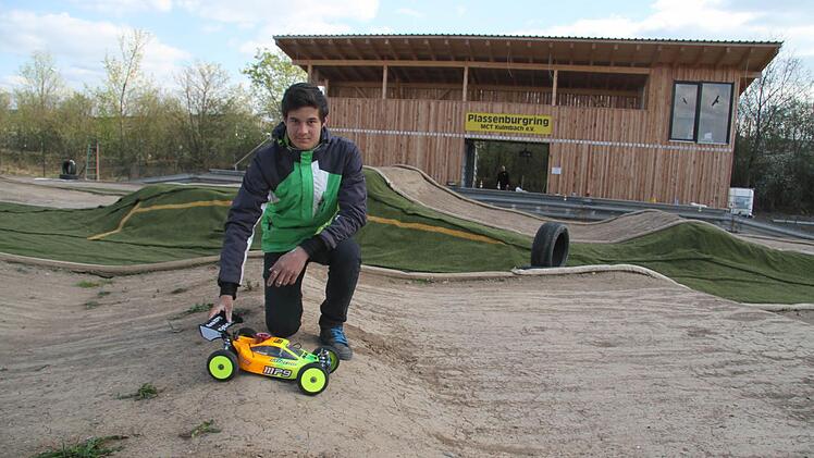 Die neue Rennstrecke direkt neben der Kläranlage ist ein Eldorado für die Mini Cross-Fahrer, freut sich Toni Herzog auf das erste Rennen zur Eröffnung Foto: Sonja Adam