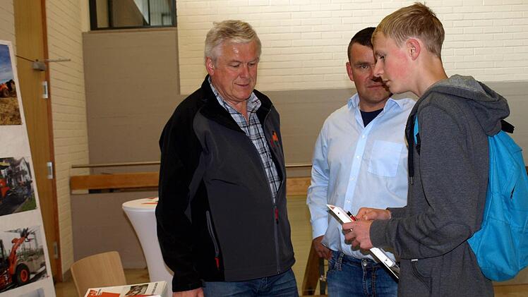 Ausbildungsplätze als Maurer oder Rohleitungsbauer hat die Fa. Walfried Schmittnägel anzubieten. Adrian Trapper (re) informiert sich bei Adalbert Klinger (li) und Christan Schmittnägel.