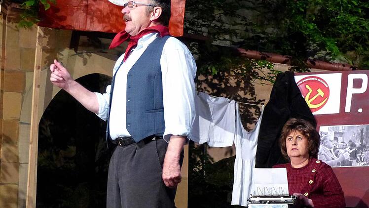 Ehefrau Ariana (Marion Regnet) unterstützt Peppone (Siegfried Küspert) bei der Büroarbeit. Foto: Dieter Hübner