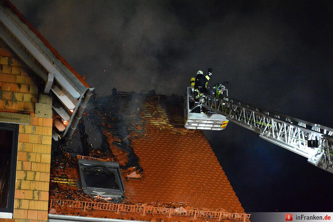 Neugebautes Wohnhaus steht nach Blitzeinschlag lichterloh in Flammen