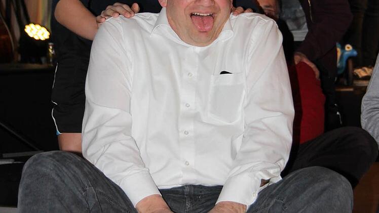 Pfarrer Robert Augustin beim Bobby-Car-Rennen der Gemeindeleiter.  Foto: Burdack