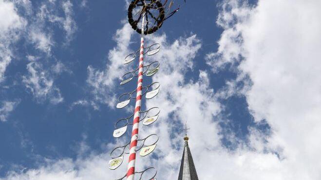 Evangelische Kirche mit Dorfplatz Foto: Barbara Herbst