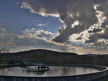 Dunkle Wolken zogen über der Kläranlage Ebern an der Ortsstraße in Richtung Lind bei der Besichtigung durch den Bauausschuss auf. Es werden wohl erhebliche finanzielle Aufwendungen erforderlich, um die Kläranlage, die 21 Jahre in Betrieb ist, zukunftsfähig zu ertüchtigen. Foto:  Will