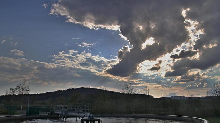 Dunkle Wolken zogen über der Kläranlage Ebern an der Ortsstraße in Richtung Lind bei der Besichtigung durch den Bauausschuss auf. Es werden wohl erhebliche finanzielle Aufwendungen erforderlich, um die Kläranlage, die 21 Jahre in Betrieb ist, zukunftsfähig zu ertüchtigen. Foto:  Will